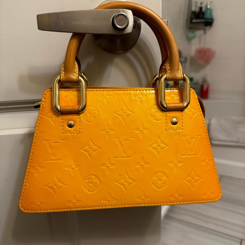 LOUIS VUITTON
Mango Monogram Vernis Forsyth PM Bag